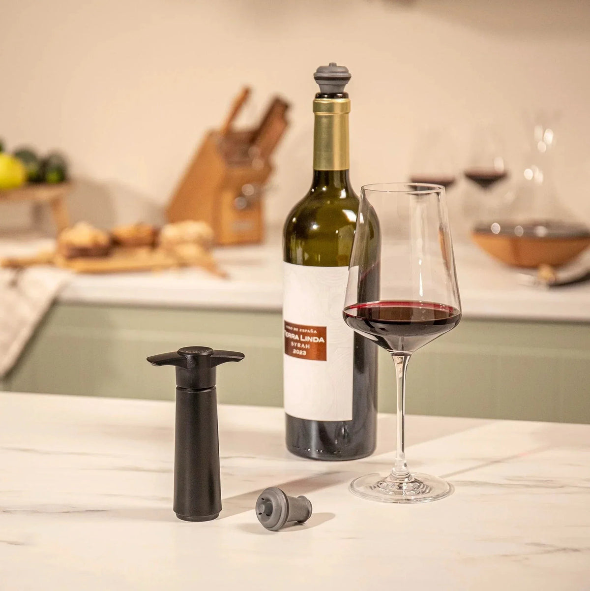 Vacu Vin Original Wine Saver pump with one wine stopper